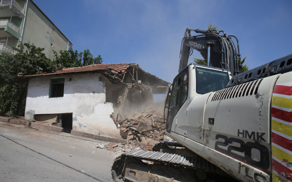 Kocaeli Zabıtan’daki hasarlı bina yıkıldı