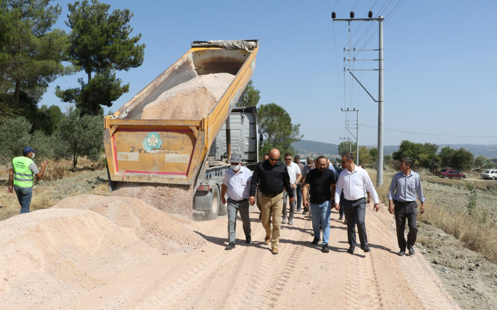 Manisa Gördes’te 30 kilometrelik yolda temel serme çalışması