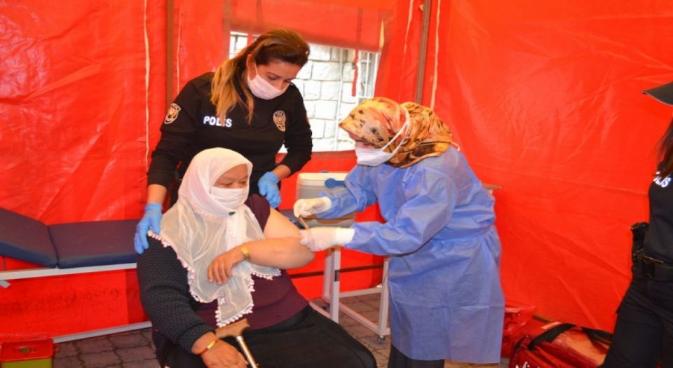 Fethiye’de aşı olamayan yaşlılar aşılanıyor