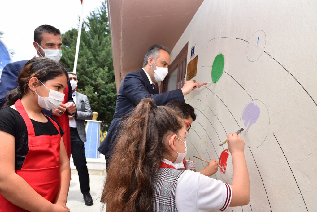 Bursa’da köy okulunda bayram havası