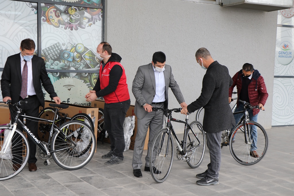 Sakarya’da gençlere kitap ve bisiklet dağıtılıyor