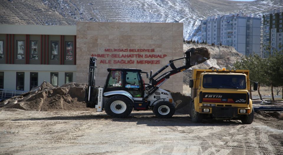 Kayseri Melikgazi’de Tınaztepe Aile Sağlığı Merkezi’nde çevre düzenlemesi başladı