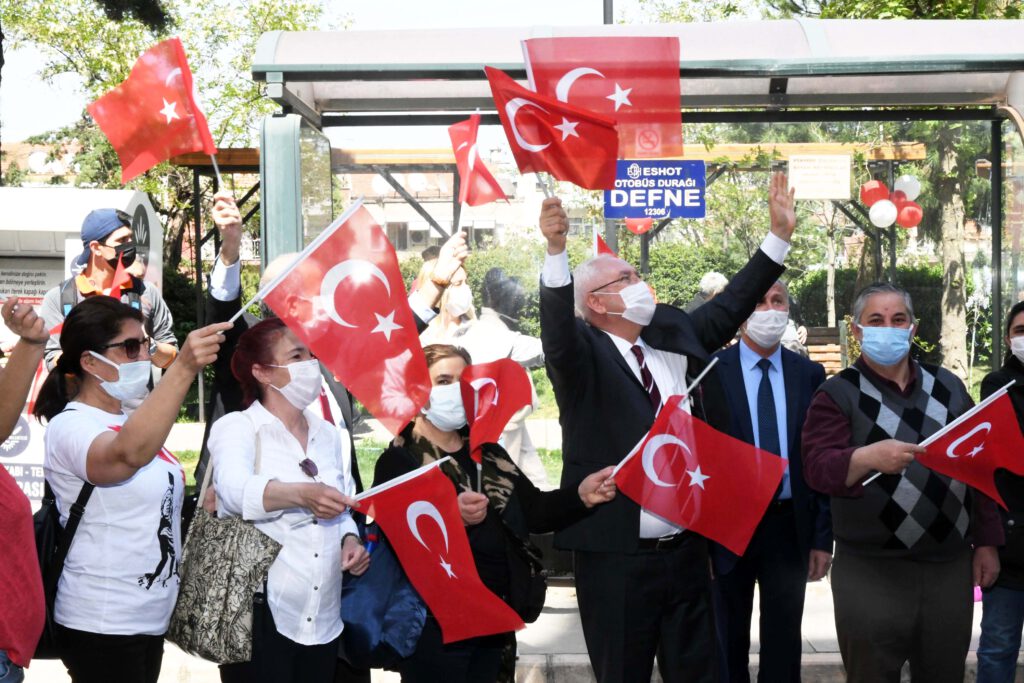 İzmir Karabağlar’da kısıtlamaya rağmen kutlama