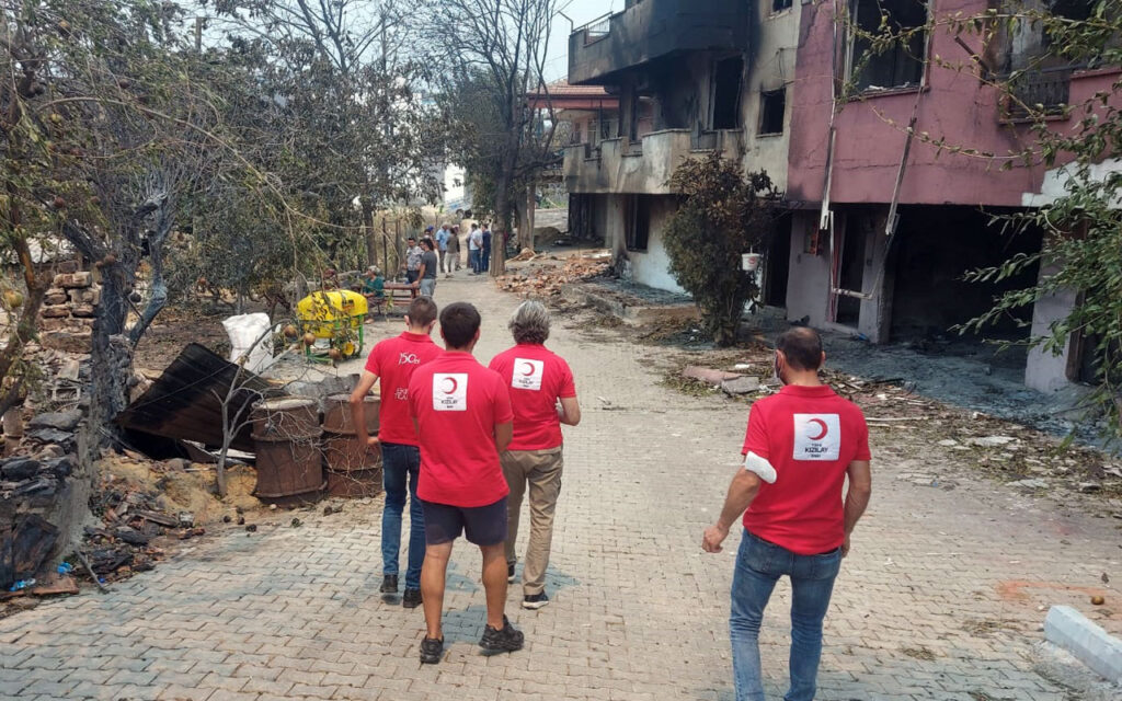 Antalya’daki yangınzedelere Kızılay’dan destek