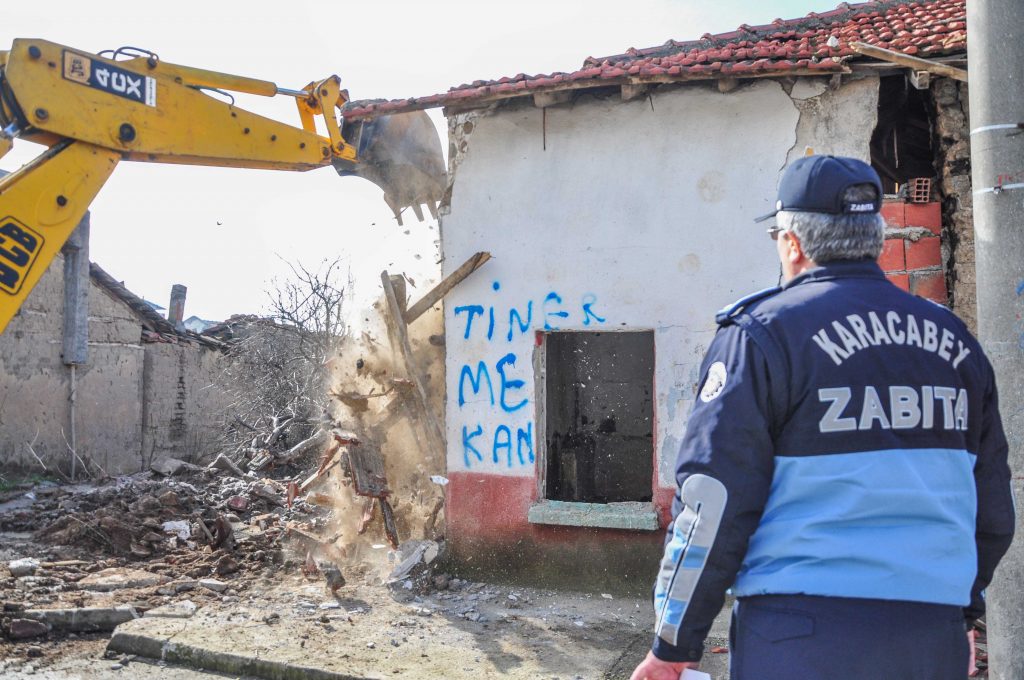 Karacabey’de metruk bina temizliği