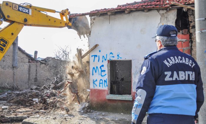 Karacabey’de metruk bina temizliği