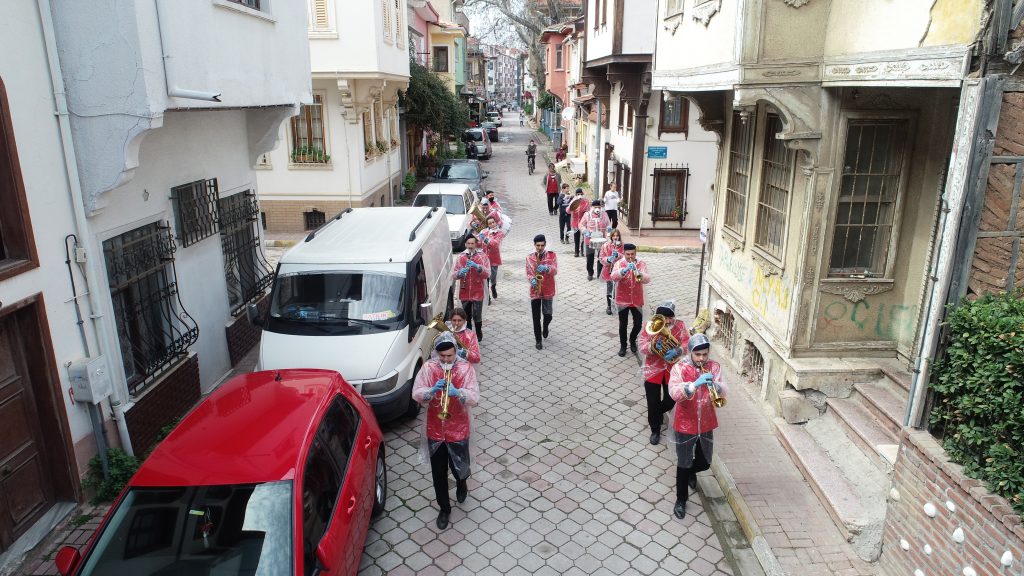 Mudanya Bandosu sokaklarda ‘moral’ çaldı