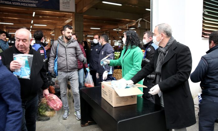 Nilüfer yöneticileri hijyen dağıttı