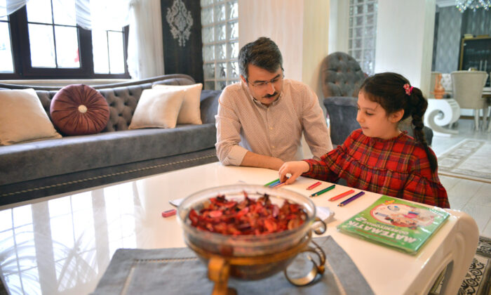 Başkan kızıyla #EvdeKal’dı ders çalıştı