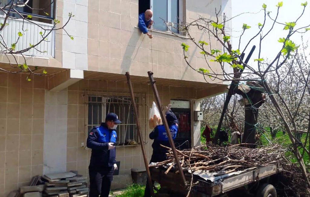 Osmangazi ekmeği bölüşüyor