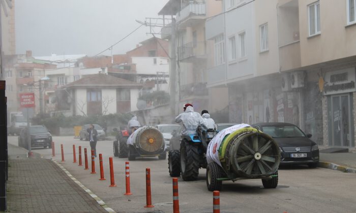 Gürsulu muhtarlar traktörle ilaçlama yaptı