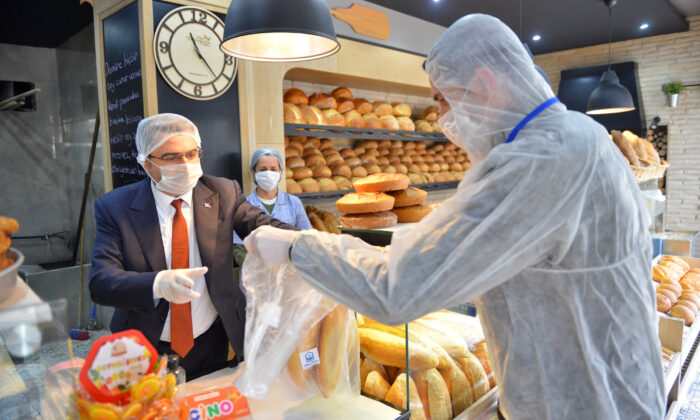 Yıldırım halkıyla ‘ekmeğini’ paylaşıyor