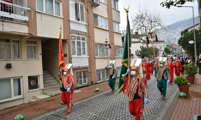 Bursa sokaklarını savaş marşları inletti