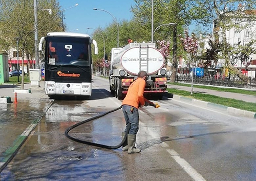 Halk evinde, belediye sokakta