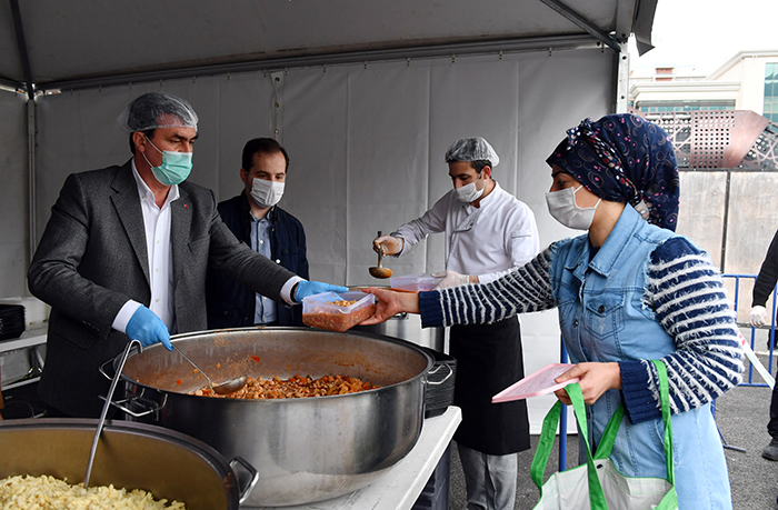 Mustafa Dündar elleriyle iftar dağıttı