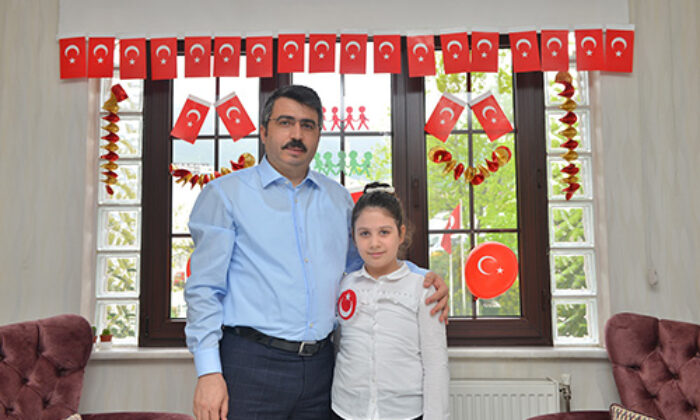 Oktay Yılmaz kızıyla İstiklal Marşı okudu