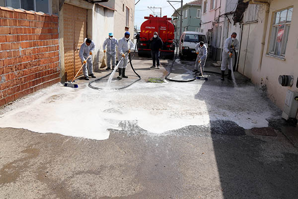 Yenişehir sokakları köpüklerle yıkandı