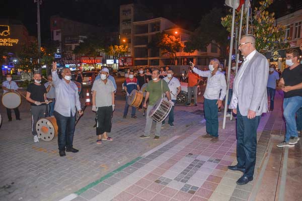 Karacabey’de davulculardan Başkan Özkan’a özel teşekkür