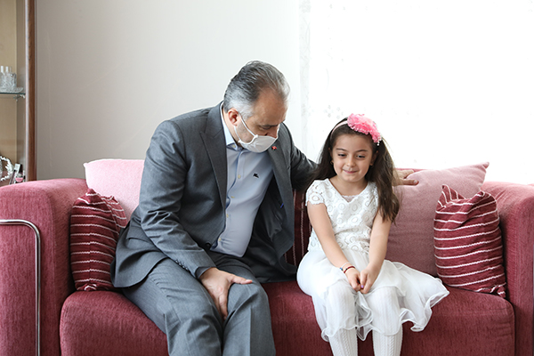 Bursa’da sessiz bayramda şehit ailelerine yüreği ‘büyük’ ziyaret
