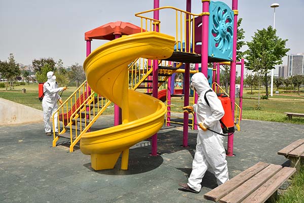 Çocuk parklarında ‘tulumba’lı temizlik