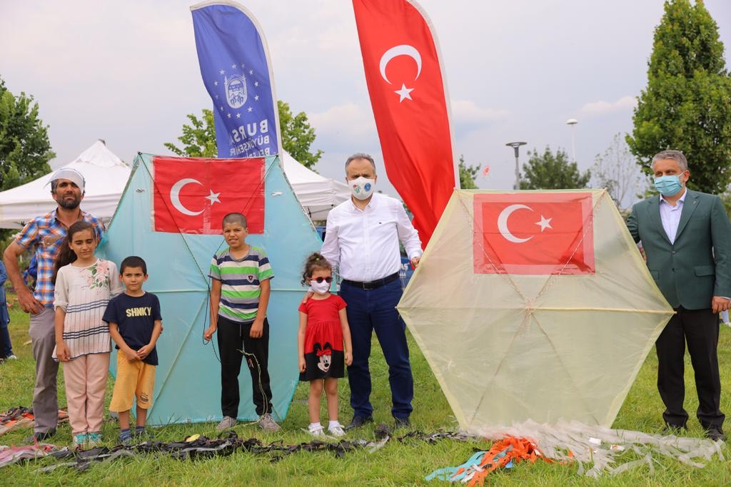 Mihraplı’da babadan oğula uçurtma keyfi