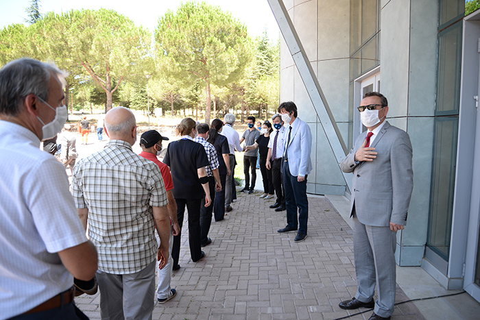 Bursa Uludağ Üniversitesi’nde sosyal mesafeli bayramlaşma