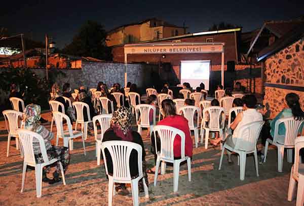 Ürünlü kadınlarının açık hava sinema keyfi