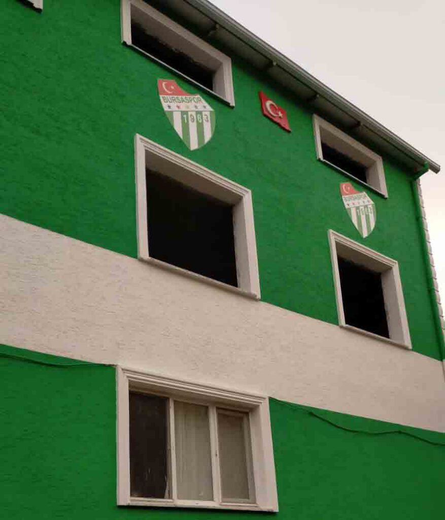Bursaspor için evini boyadı