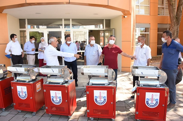 Yenişehir Belediyesi’nden köylere salça çıkarma makinesi