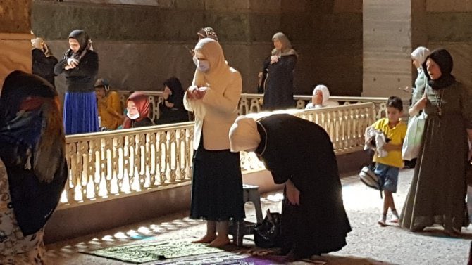 Meral Akşener Ayasofya’da namaz kıldı