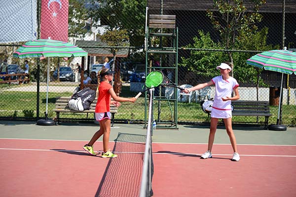 Genç tenisçiler Bursa’da kortları titretti