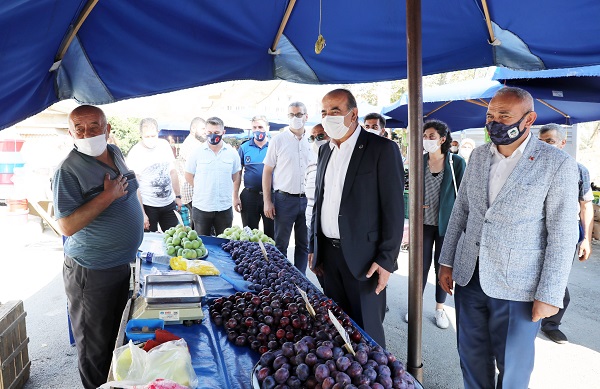Başkan Türkyılmaz, cuma pazarını ziyaret etti
