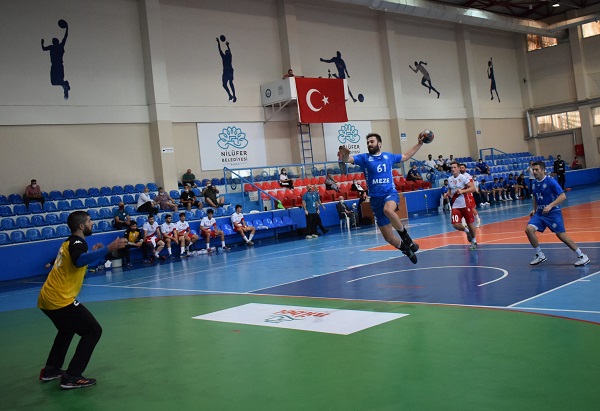 Nilüfer Belediyespor, hentbolda da lige galibiyetle başladı