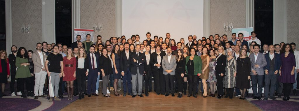 Anadolu Vakfı, gençlere desteğini sürdürüyor