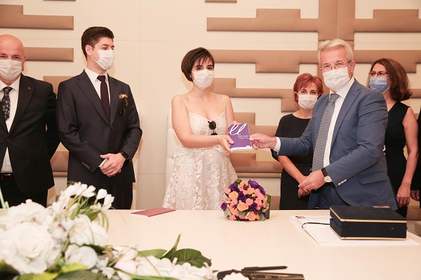 Yeni evli çifte “İstanbul Sözleşmesi”
