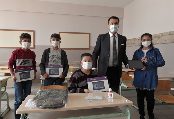 Osmangazi Belediyesi, tablet dağıtımına başladı