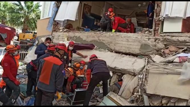 İzmir’de enkaz altında zamana karşı mücadele