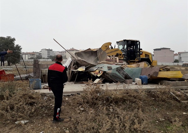 Osmangazi’de kaçak ahır, kümes ve barakalar yıkıldı