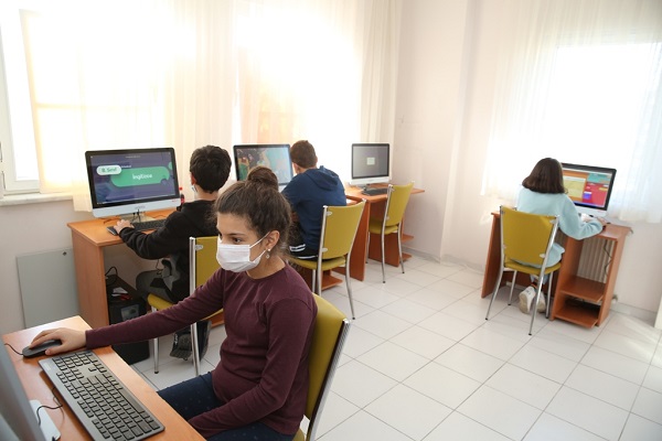 Nilüfer Belediyesi’nden öğrenciler için bilgisayar sınıfı