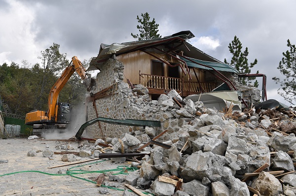 Osmangazi’de kaçak lüks villa yıkıldı