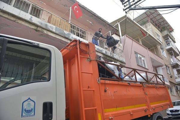 Yıldırım’da 3 katlı evden 3 kamyon çöp çıktı