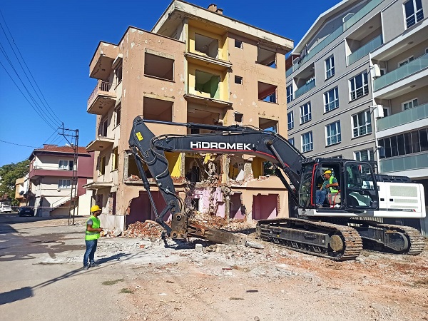 Millet Mahallesi’nde yollar açılıyor