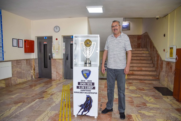 Karacabey Belediyespor’un şampiyonluk kupası taraftara açıldı