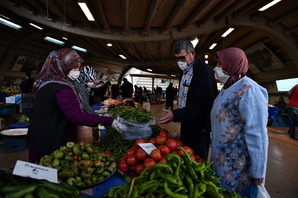 Bursa’da Çiftçi Pazarı’na yoğun ilgi