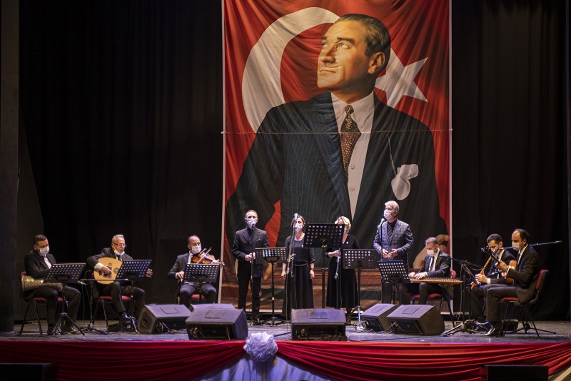 Atatürk’e sevdiği şarkılarla anma
