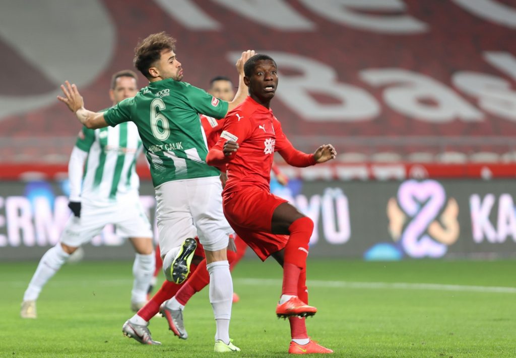 Sivasspor Konya’nın başını ‘yedi’