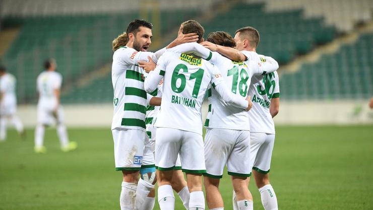 Bursaspor kupada Göztepe önünde