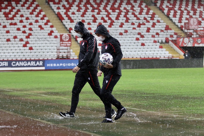 Antalya-Hatay maçına yağmur engeli