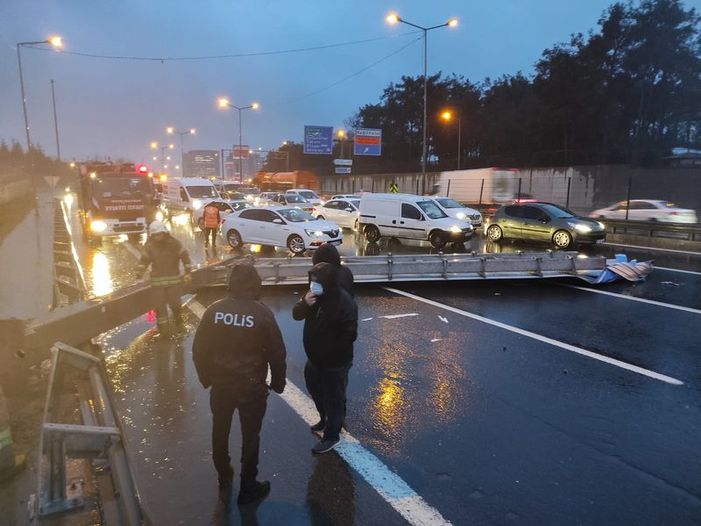 İstanbul’da yön tabelası devrildi