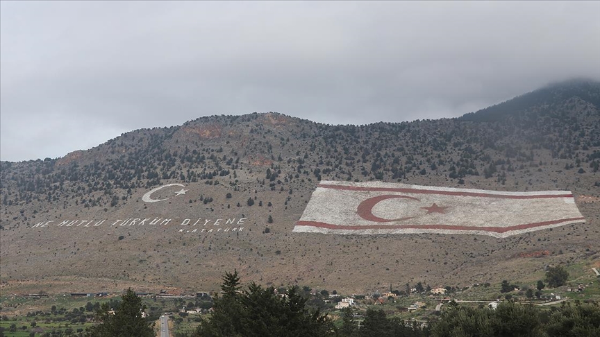 Kıbrıs bayrağı dağlara kazınıyor